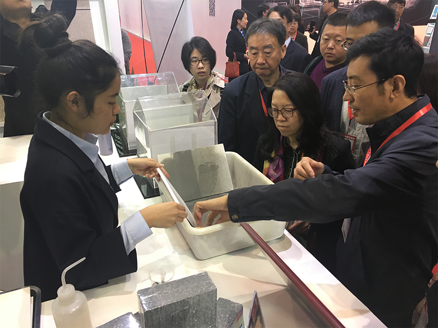 观众参观净霾演示区6.jpg 观众参观净霾演示区6.jpg